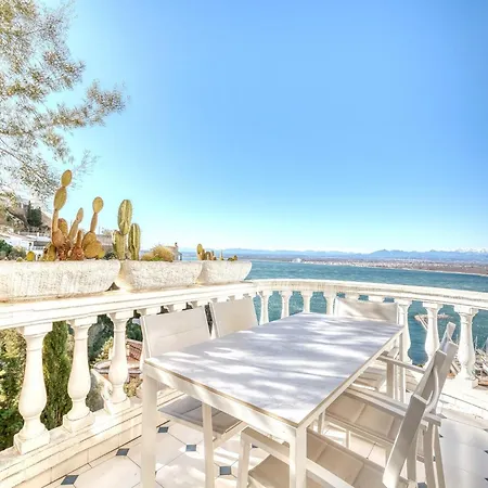 In With Private Pool & Sea Views