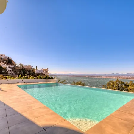 Appartement In With Private Pool & Sea Views Roses