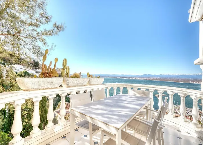 In With Private Pool & Sea Views
