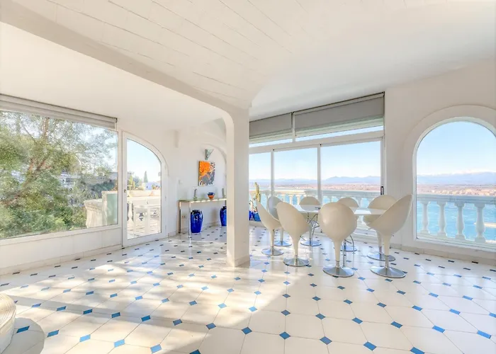 In With Private Pool & Sea Views * Roses